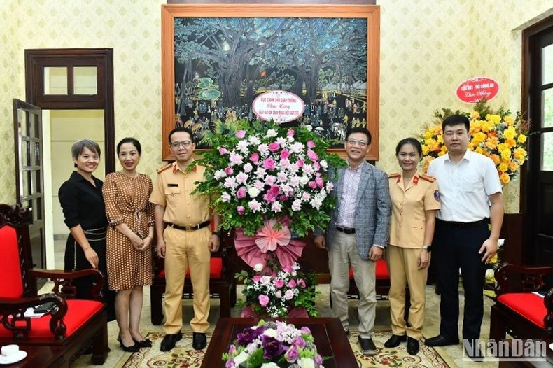 The delegation of Department of Traffic Police under the Ministry of Public Security visits Nhan Dan Newspaper. (Photo: DANG KHOA)