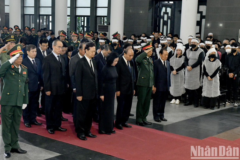 The delegation of the Party Central Committee (PCC), led by Politburo member, Permanent Member of the Secretariat and Head of the PCC’s Commission for Organisation, pay their last respects to Senior Lieutenant General Nguyen Chi Vinh. The delegation of the Party Central Committee (PCC), led by Politburo member, Permanent Member of the Secretariat and Head of the PCC’s Commission for Organisation, pay their last respects to Senior Lieutenant General Nguyen Chi Vinh.