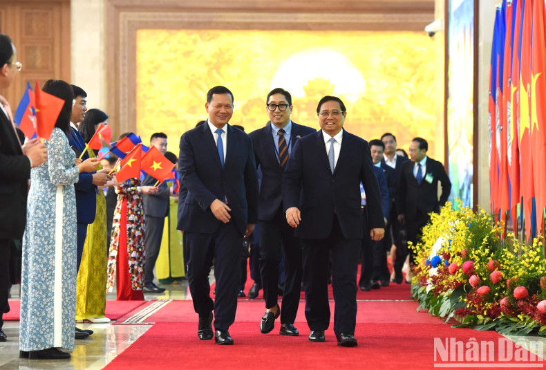 PM Pham Minh Chinh and his Cambodian counterpart Samdech Moha Bovor Thipadei Hun Manet attend the signing ceremony of cooperation deals. PM Pham Minh Chinh and his Cambodian counterpart Samdech Moha Bovor Thipadei Hun Manet attend the signing ceremony of cooperation deals.