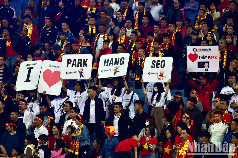 The fans show their gratitude to coach Park Hang-seo. The fans show their gratitude to coach Park Hang-seo.