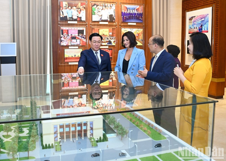 In Pictures: NA leader Vuong Dinh Hue holds talks with President of Belgian Senate Stephanie D'Hose ảnh 4