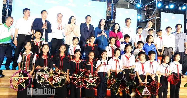 Vice President Vo Thi Anh Xuan, other delegates and local children pose for a photo.