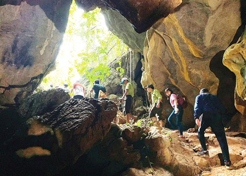 The gate of Ta Puong cave