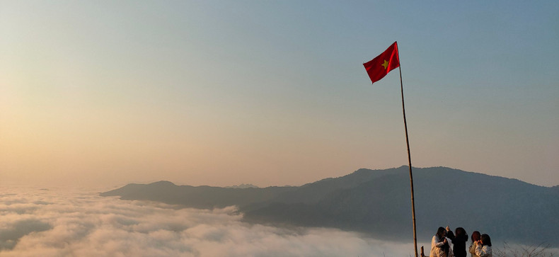 Many huts are built for visitors to enjoy the wonderful scenery and moments, with the sea of clouds floating amidst the majestic mountains.