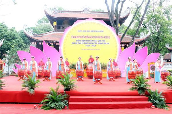 A drum performance at the opening of the festival. (Photo: VNA)