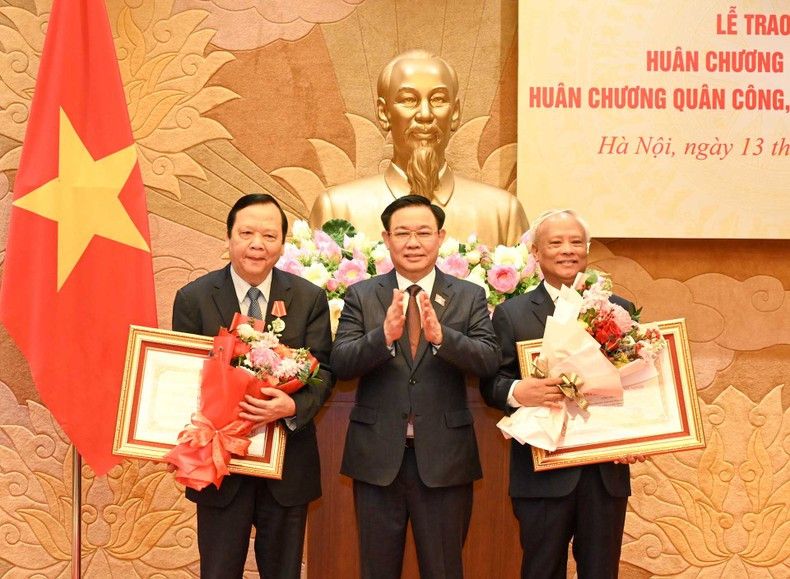 NA Chairman Vuong Dinh Hue presents the Ho Chi Minh Order to former NA Vice Chairmen Huynh Ngoc Son and Uong Chu Luu. (Photo: NDO) NA Chairman Vuong Dinh Hue presents the Ho Chi Minh Order to former NA Vice Chairmen Huynh Ngoc Son and Uong Chu Luu. (Photo: NDO)