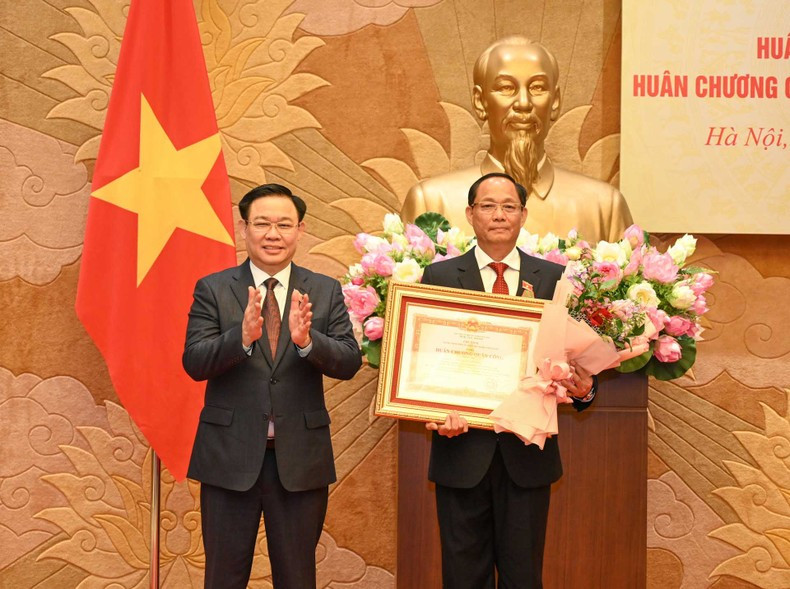 NA Chairman Vuong Dinh Hue presents the third-class Military Exploit Order to NA Vice Chairman Tran Quang Phuong. (Photo: NDO) NA Chairman Vuong Dinh Hue presents the third-class Military Exploit Order to NA Vice Chairman Tran Quang Phuong. (Photo: NDO)