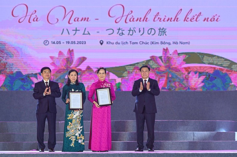 NA Chairman Vuong Dinh Hue presents the decisions to certify the two national treasures of Ha Nam. NA Chairman Vuong Dinh Hue presents the decisions to certify the two national treasures of Ha Nam.