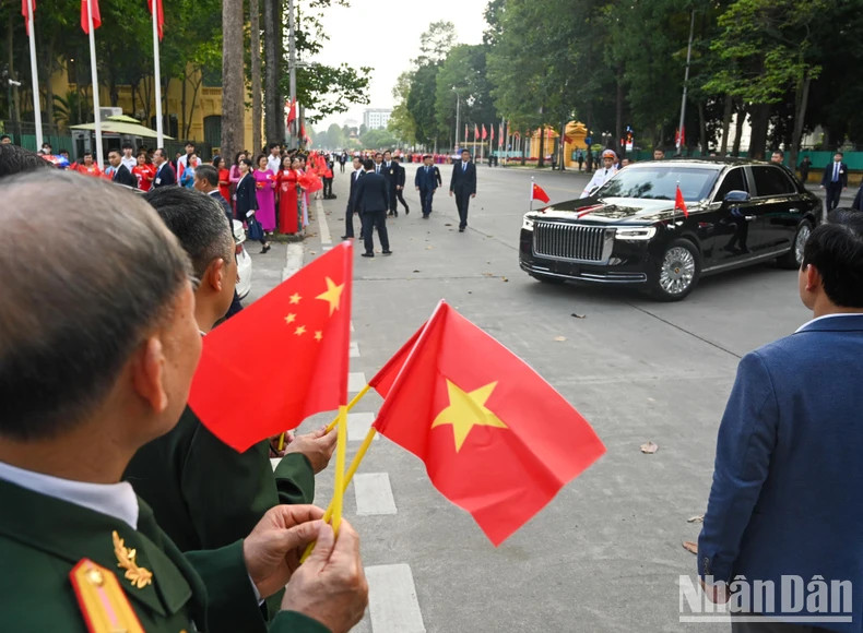 People from all walks of life in the capital city welcome Chinese Party General Secretary and President Xi Jinping and his spouse.