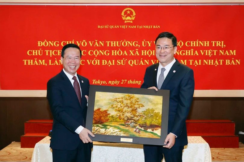 President Vo Van Thuong presents a painting of Vietnamese landscape to the Vietnamese Embassy in Japan. (Photo: VNA)