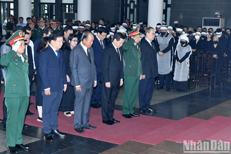 The delegation of the Vietnamese Government, led by Deputy Prime Minister Le Minh Khai, pay their last respects to Senior Lieutenant General Nguyen Chi Vinh. The delegation of the Vietnamese Government, led by Deputy Prime Minister Le Minh Khai, pay their last respects to Senior Lieutenant General Nguyen Chi Vinh.