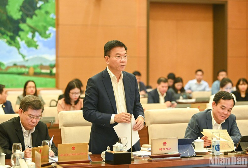 Minister of Justice Le Thanh Long presents a report at the session. Minister of Justice Le Thanh Long presents a report at the session.