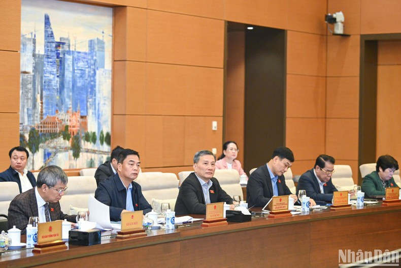 Members of the NA Standing Committee and other delegates attend the session. Members of the NA Standing Committee and other delegates attend the session.