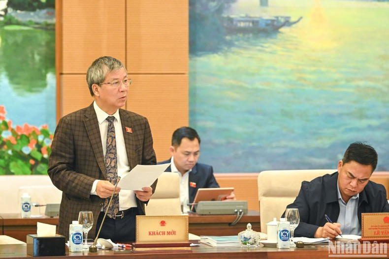 NA deputy Nguyen Anh Tri presents a report on the Law on Gender Identity. NA deputy Nguyen Anh Tri presents a report on the Law on Gender Identity.