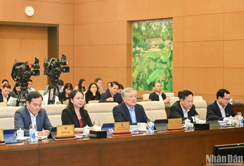 Chief Justice of the Supreme People's Court Nguyen Hoa Binh, Vice President Vo Thi Anh Xuan, Deputy PM Tran Luu Quang and other delegates attend the event. Chief Justice of the Supreme People's Court Nguyen Hoa Binh, Vice President Vo Thi Anh Xuan, Deputy PM Tran Luu Quang and other delegates attend the event.