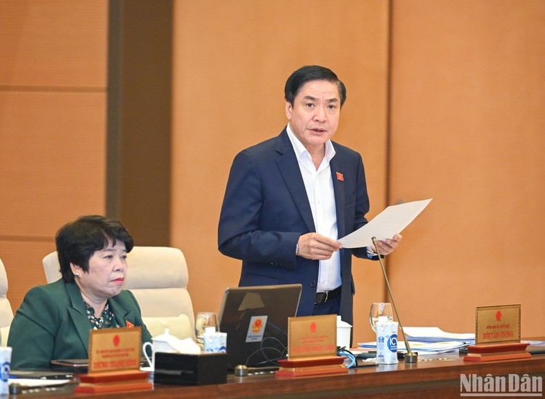 General Secretary and Chairman of the NA Office Bui Van Cuong speaks at the session. General Secretary and Chairman of the NA Office Bui Van Cuong speaks at the session.