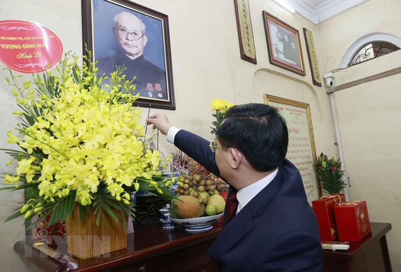 NA Chairman Vuong Dinh Hue pays tribute to late top legislator Bui Bang Doan. (Photo: VNA)