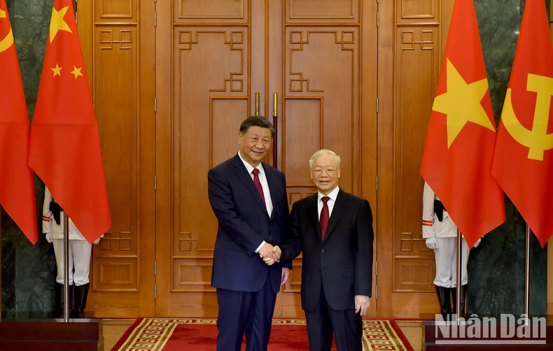 Party General Secretary Nguyen Phu Trong (right) and Chinese Party General Secretary and President Xi Jinping. (Photo: NDO)