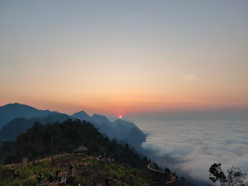 The most beautiful sunrise only takes place over about 15 minutes. Visitors should plan their travel accordingly, so as not to miss the opportunity to enjoy the sunrise. Visitors can use websites that provide information about the most accurate time for sunrise.