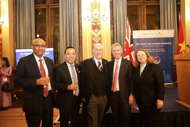 Ambassador Nguyen Hoang Long (second from left), Speaker of the House of Commons Lindsay Hoyle (centre), and Deputy Speaker of the House of Commons Nogel Evans (second from right) at the launch of the Vietnam - UK Friendship Year 2023. (Photo: VNA)