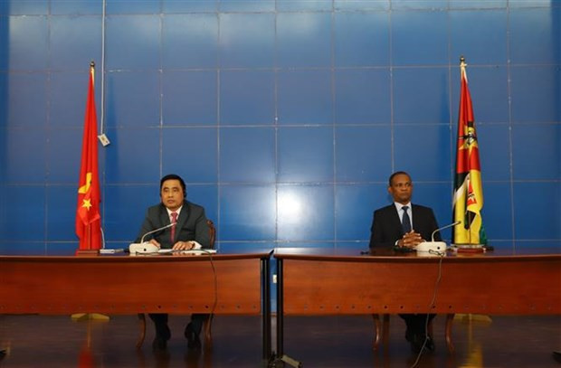 Deputy Minister of Agriculture and Rural Development Nguyen Quoc Tri (L) and Mozambican Deputy Minister of Foreign Affairs and Cooperation Manuel José Gonçalves co-chair the meeting (Photo: VNA)