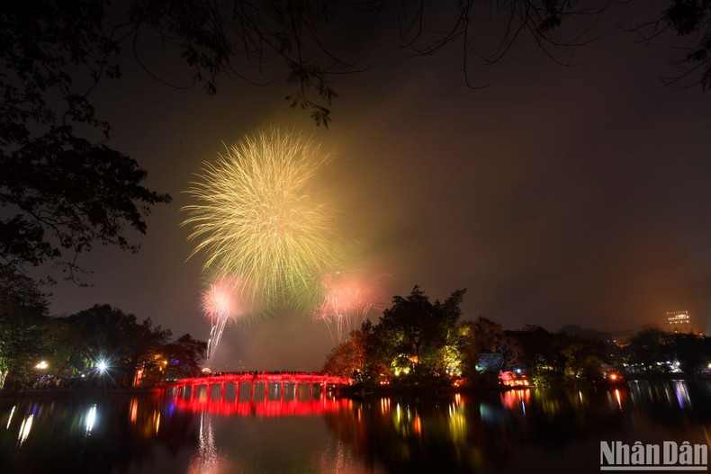 The fireworks at Hoan Kiem Lake (Photo: Thanh Dat)