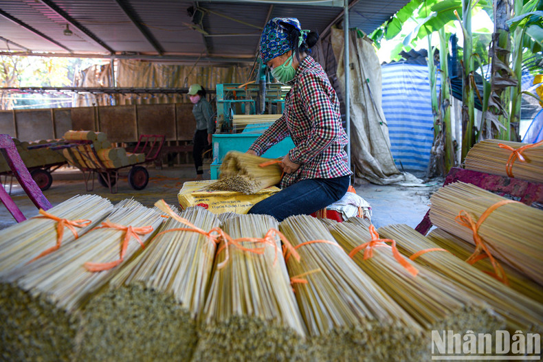 In the past, people mainly split the sticks by hand, but today thanks to machines, this stage is much faster, contributing to improved productivity. In the past, people mainly split the sticks by hand, but today thanks to machines, this stage is much faster, contributing to improved productivity.