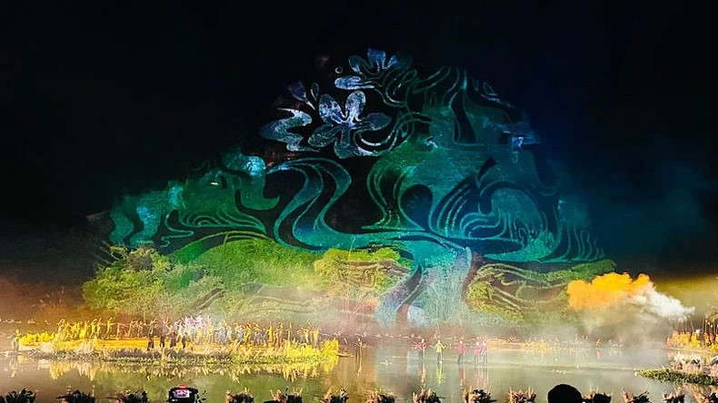 The combination of nature, people and technology creates a unique and attractive art programme at the opening ceremony of the second Ninh Binh-Trang An Festival. (Photo: XUAN TRUONG)