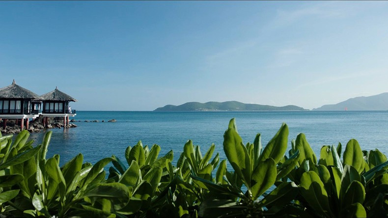 Visitors enjoy a luxury vacation with fresh and spacious nature. (Photo: VNAT)