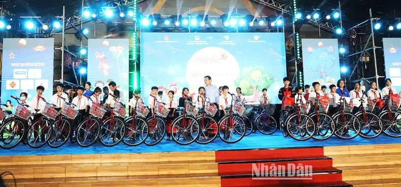 Bicycles are granted to children who are living in difficult circumstances.