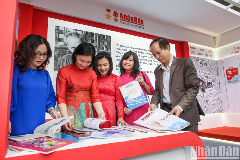 The pavilion of Nhan Dan Newspaper receives great attention from the public.