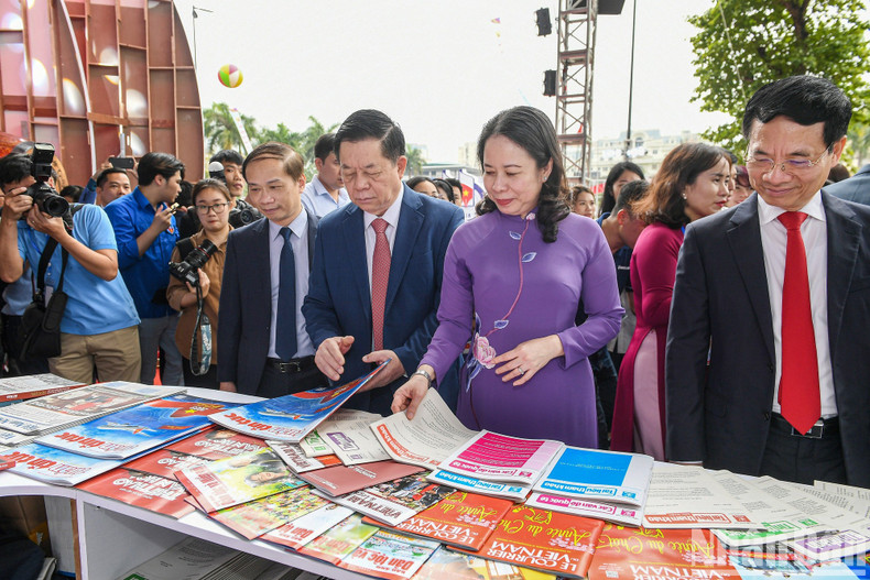 Party and State leaders and delegates visit the pavilions at the press festival.