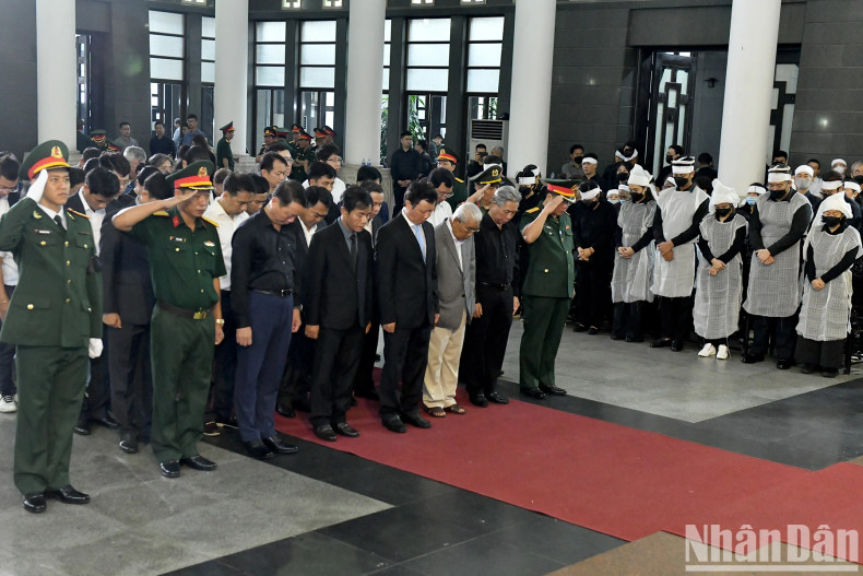 The delegation of Thua Thien Hue Province pay tribute to Senior Lieutenant General Nguyen Chi Vinh. The delegation of Thua Thien Hue Province pay tribute to Senior Lieutenant General Nguyen Chi Vinh.