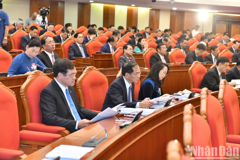 The delegates attend the plenum.