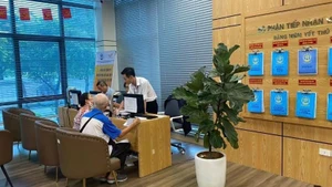 Citizens accessing online administrative services at Ha Noi’s Public Administrative Service Centre, Branch No. 3. (Photo: DIEU THUONG)