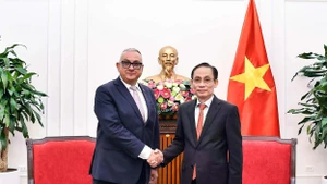 Minister of Foreign Affairs Le Hoai Trung (right) meets with European Commissioner for International Partnerships Jozef Sikela in Hanoi on March 24 (Photo: baoquocte.vn)