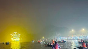 Tens of thousands of boats serve tourists. (Photo: hanoimoi.vn)
