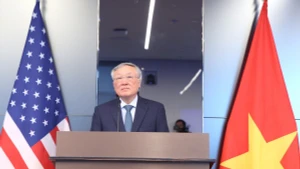 Standing Deputy Prime Minister Nguyen Hoa Binh speaks at the forum promoting investment in the Viet Nam International Financial Centre (VIFC), held in New York on March 23. (Photo: VOV.VN)