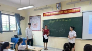 Review session for 9th-grade students at Tan Tien Secondary School, Chuong My District. (Photo: Quy Tung)