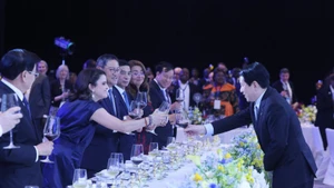 State President Luong Cuong (right) welcomes heads of delegations attending the signing ceremony of the Ha Noi Convention at the banquet in Ha Noi on October 25. (Photo: VNA)