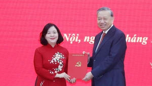 Party General Secretary To Lam (R) presents an appointment decision for the Secretary of the Party Committee of the Vietnam Fatherland Front (VFF) and Central Mass Organisations to Bui Thi Minh Hoai (Photo: VNA)