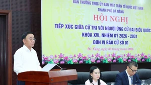 Politburo member and Permanent member of the Party Central Committee’s Secretariat Tran Cam Tu speaks at the meeting. (Photo: VNA)