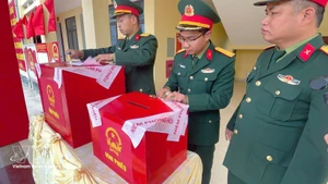 The ballot boxes are being sealed at the polling station on Bach Long Vi special zone. (Photo: VNA broadcasts)