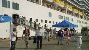 Tourists begin sightseeing tours to historical sites and attractions in Ho Chi Minh City (Photo: SGGP.org.vn)