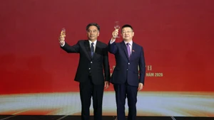 Permanent Vice Chairman of the Ho Chi Minh City People’s Committee Nguyen Loc Ha (L) and Chinese Consul General in Ho Chi Minh City Tang Li congratulate the 76th anniversary of the establishment of Viet Nam–China diplomatic relations. (Photo: VNA)