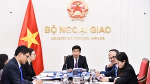 Vietnamese Deputy Minister of Foreign Affairs Nguyen Manh Cuong (centre) in the phone talks with Philippine Undersecretary of Foreign Affairs for Policy Leo Herrera-Lim on March 5. (Photo: Ministry of Foreign Affairs)