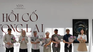 The artists and their representatives, together with several exhibition advisors, received flowers of congratulations from representatives of the organisers.