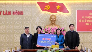 President of the Viet Nam Fatherland Front (VFF) Central Committee Bui Thi Minh Hoai (second, right) hands over 20 billion VND to Lam Dong province to overcome damage caused by natural disasters. (Photo: VNA)
