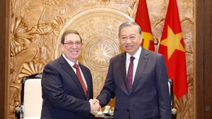 Party General Secretary To Lam (R) receives Bruno Rodríguez Parrilla, Politburo member and Minister of Foreign Affairs of Cuba, who is visiting Viet Nam as special envoy of the Communist Party and the State of Cuba (Photo: VNA)