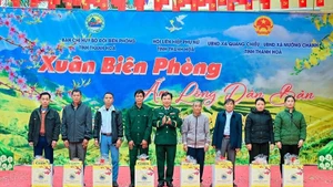 Thanh Hoa Border Guard officers present gifts to families and individuals in border areas.
